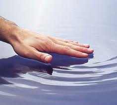 081b8-hand_on_water